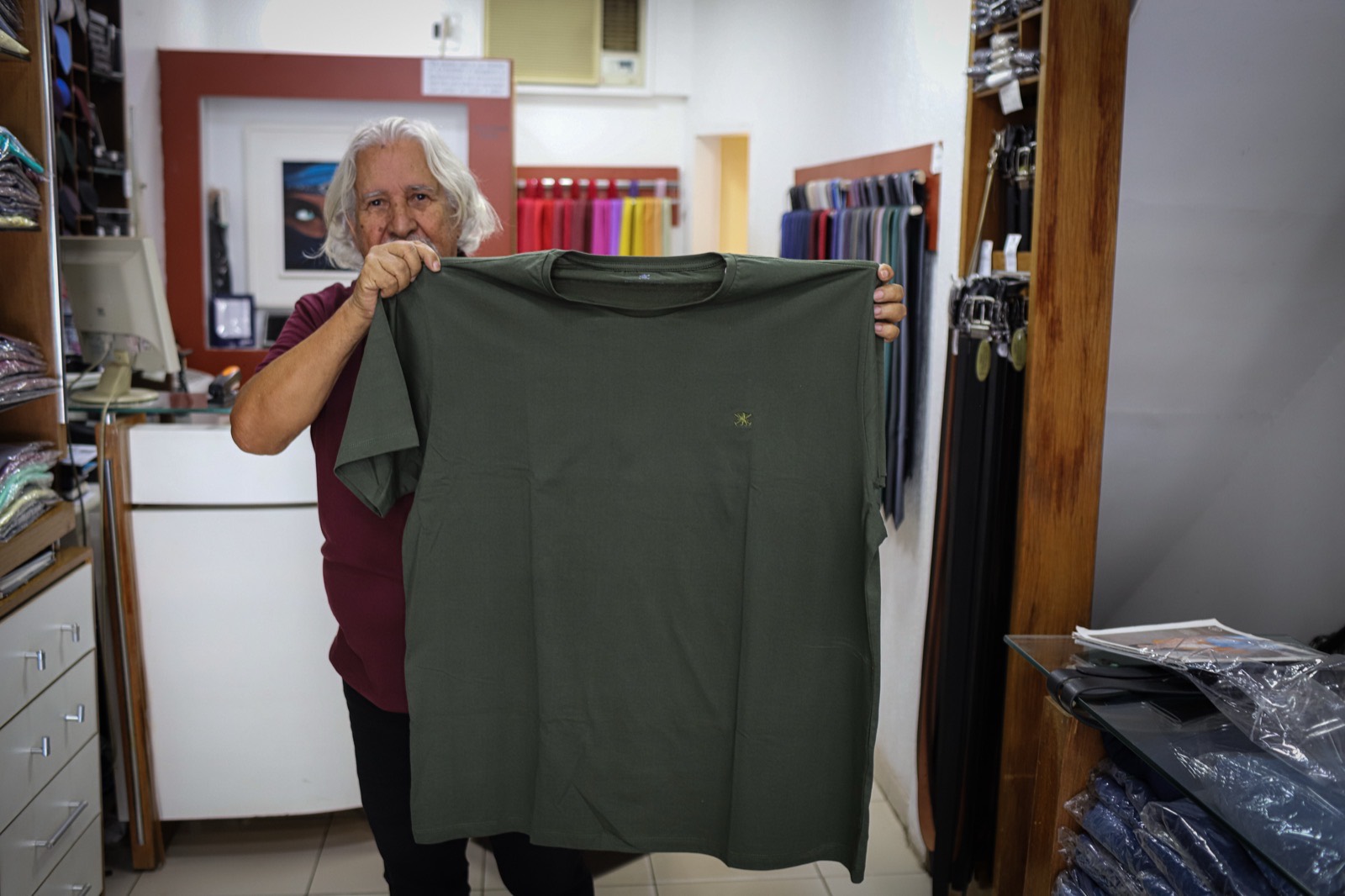 Camiseta verde plus size de tamanho especial exibida na loja