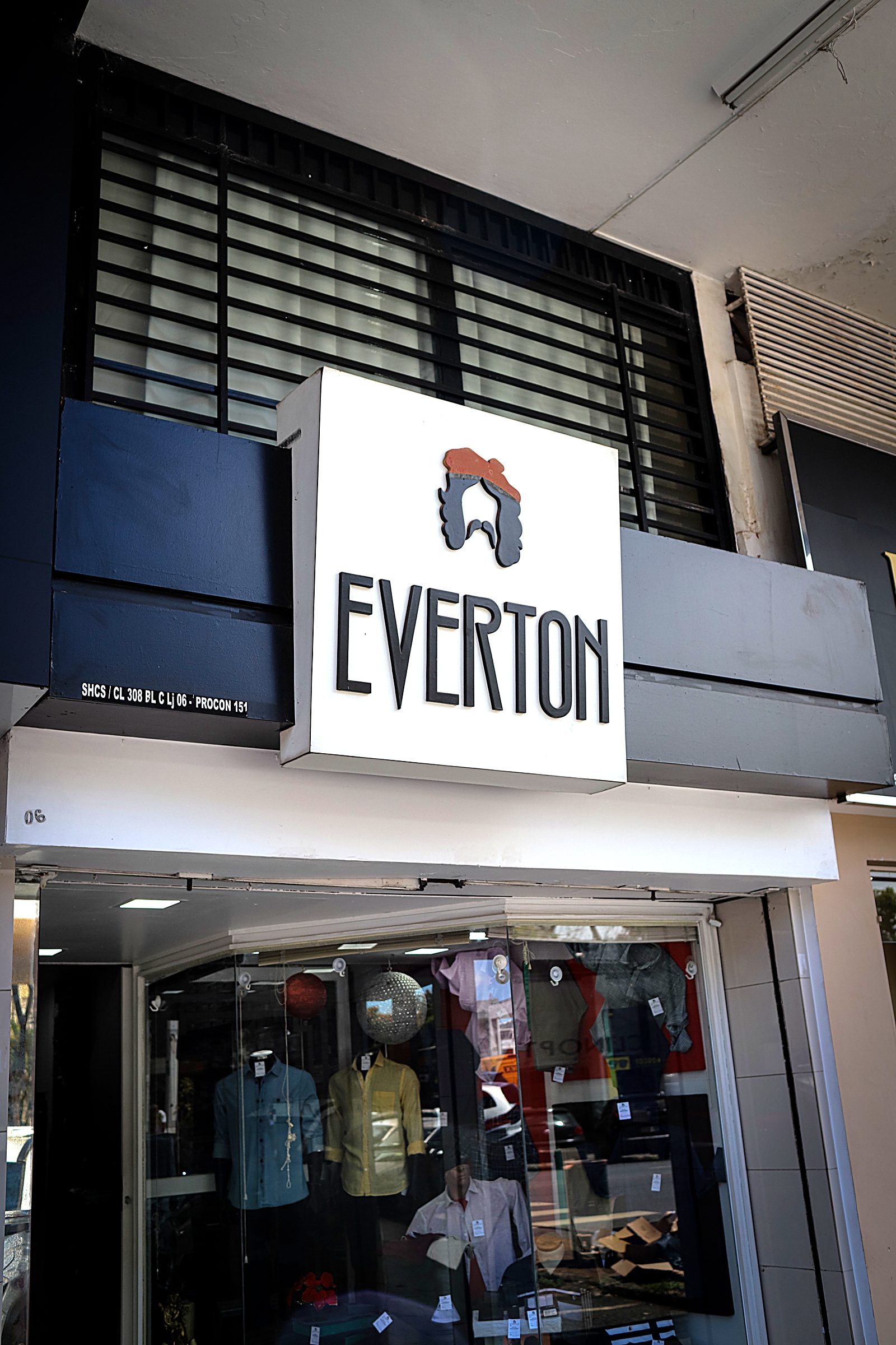 Fachada e letreiro da Everton Moda Masculina, na 308 Sul, Brasília