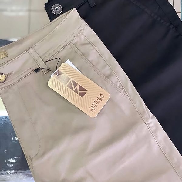 Bermuda de sarja bege com etiqueta — post do Instagram da Everton Moda Masculina
