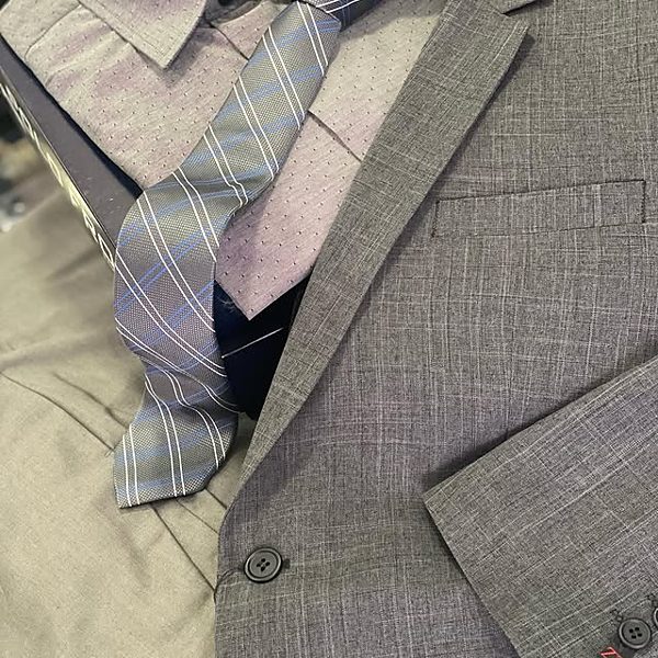 Costume cinza de alfaiataria com camisa e gravata listrada — post do Instagram