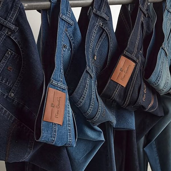Calças jeans Pierre Cardin na arara da loja — post do Instagram