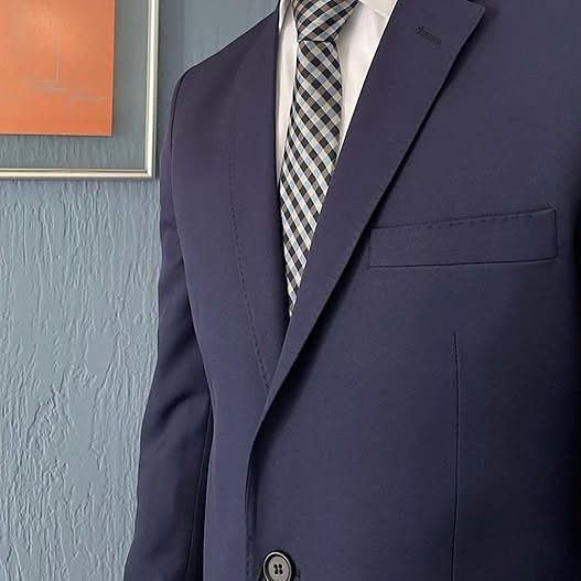 Terno azul-marinho slim com gravata xadrez — post do Instagram da Everton Moda Masculina