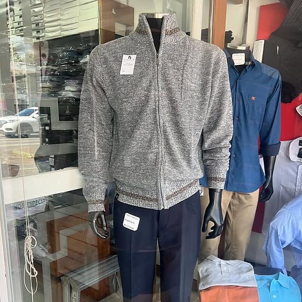 Tricot masculino cinza em manequim na loja — post do Instagram