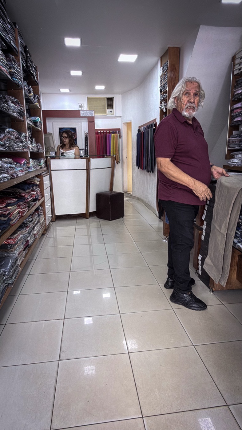 Interior da loja Everton Moda Masculina, com araras e prateleiras de roupas masculinas