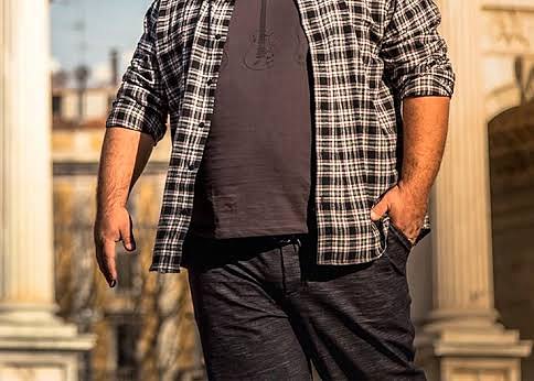 Look casual plus size: camisa xadrez aberta sobre camiseta lisa e calça escura