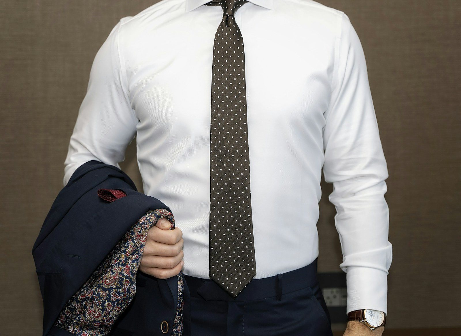 Camisa social branca com gravata marrom de bolinhas e blazer azul-marinho